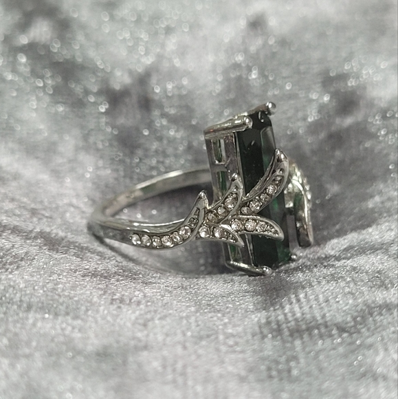 Leaf Green Rectangular Cubic Zirconia Ring - Picture 9 of 10